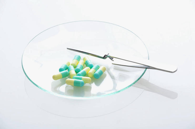 无人,横图,留白,白色背景,静物,药,镊子,药丸,胶囊,茶碟,生病,摄影,影棚,摄影棚,彩图,影棚拍摄,拍摄