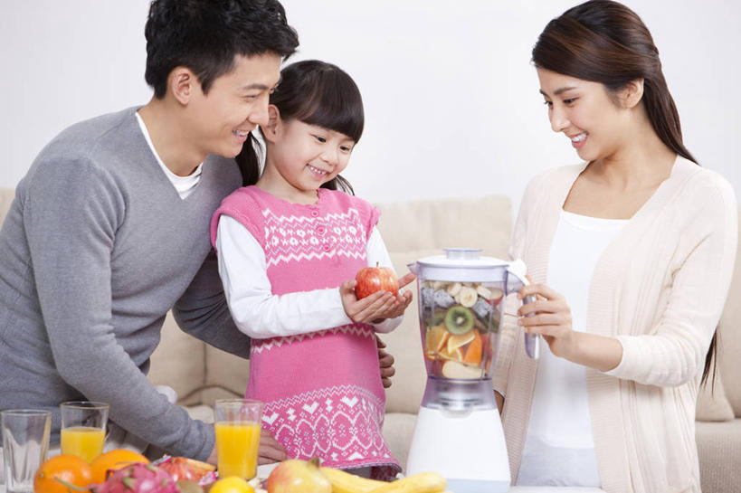 果汁,东方人,儿童,成年人,三个人,家庭,父母,母亲,父亲,女儿,儿子,家,笑,微笑,露齿笑,横图,室内,白天,白色背景,正面,快乐,幸福,纯洁,沙发,桌子,苹果,柠檬,石榴,香蕉,水果,北京,中国,亚洲,连接,准备,电器,房屋,食品,饮品,拿着,休闲装,榨汁机,饮食,火龙果,食物,饮料,小孩,休闲,健康,温暖,温馨,一家人,放松,活力,可爱,童年,童趣,摄影,有机食品,生长,生活方式,协助,和睦,维生素,起居室,享乐,关爱,可口,清新,桔子汁,童真,东亚,烂漫,无邪,健康食物,石榴籽,发展,适口,无忧无虑,天真,男人,男性,年轻男性,年轻女性,女孩,女人,女性,亚洲人,中国人,孩子,年轻人,玻璃杯,休闲活动,半身,彩图,欢乐,抗氧化剂,融洽,挨着