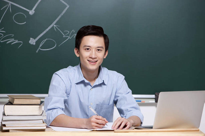 东方人,成年人,一个人,教师,坐,笑,微笑,露齿笑,横图,室内,白天,留白,正面,衬衫,快乐,幸福,智慧,信心,笔记本电脑,互联网,技术,北京,中国,亚洲,仅一个男性,仅一个人,许多,写,准备,堆叠,正装,很多,教育,联系,仅一个年轻男性,教科书,黑板,职业,教室,摄影,生活方式,指导,便利,专心,知识,关爱,数学,努力,东亚,无线电技术,责任,贡献,男人,男性,年轻男性,亚洲人,中国人,年轻人,书,半身,彩图,大学,小学,多媒体