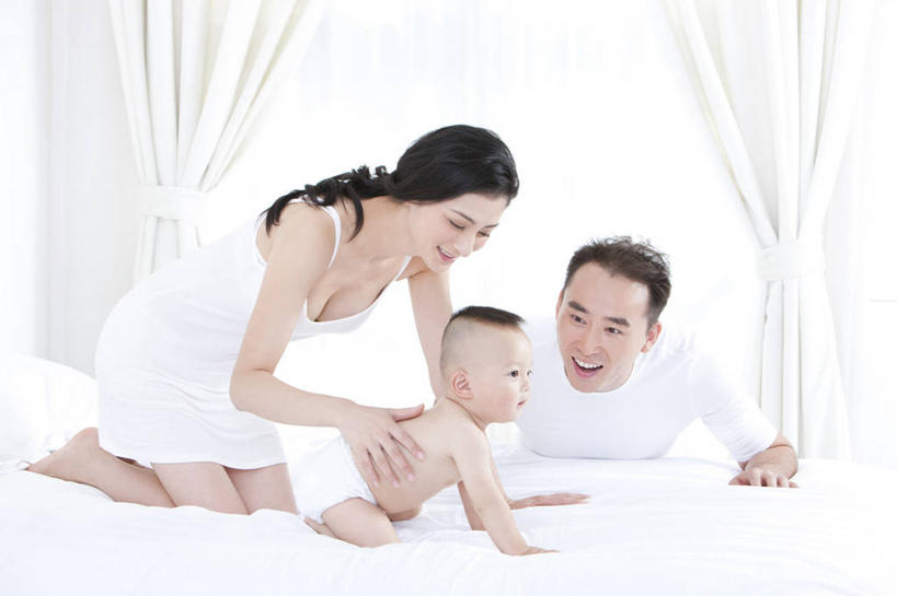 东方人,婴儿,儿童,成年人,中年人,三个人,家庭,父母,母亲,父亲,女儿,儿子,家,笑,微笑,露齿笑,横图,室内,特写,白天,留白,白色背景,侧面,快乐,满意,幸福,纯洁,骄傲,安全,窗户,窗帘,床,卧室,北京,中国,亚洲,睡衣,小的,房屋,休闲装,床上用品,裸露,尿布,刺激,小孩,白色,枕头,休闲,健康,舒服,温暖,温馨,一家人,面对面,赤脚,爬,放松,可爱,童年,童趣,搭,摄影,活泼,生长,生活方式,婴儿用品,希望,皮肤,家庭妇女,保护,光滑,和睦,舒适,住房,享乐,早晨,搭着,关爱,亲情,宝宝,房地产,肖像,裸,童真,婚姻,东亚,纯真,烂漫,无邪,发展,柔和,细腻,平滑,无忧无虑,伶俐,天真,男人,男性,女人,女性,中年男性,中年女性,亚洲人,中国人,孩子,跪着,彩图,爱,欢乐,融洽,幼儿,弱点,挨着,好奇心