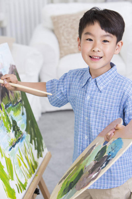 东方人,儿童,一个人,家庭,站,竖图,室内,白天,正面,快乐,幸福,纯洁,智慧,油画,亚洲,仅一个男性,仅一个人,艺术,画板,拿着,休闲装,小孩,画笔,仅一个小孩,温暖,温馨,一家人,可爱,童年,童趣,摄影,生长,和睦,创造力,享乐,作画,梦想,想象,童真,渴望,东亚,烂漫,无邪,颜料盘,美术工艺,无忧无虑,天真,男孩,男人,男性,亚洲人,中国人,孩子,休闲活动,半身,彩图,影棚拍摄,融洽,男生,小学生,好奇心