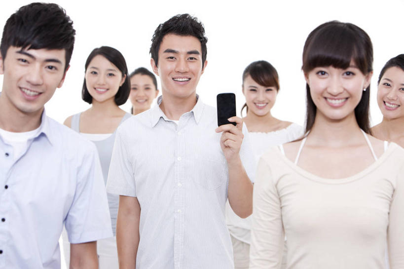 东方人,成年人,人群,站,笑,微笑,露齿笑,横图,留白,白色背景,正面,时尚,快乐,通讯,友谊,幸福,手机,北京,中国,亚洲,并排,屏幕,触摸屏,拿着,休闲装,休闲,放松,乐趣,摄影,影棚,生活方式,便利,酷,享乐,摄影棚,肖像,出示,智能手机,东亚,集体照,无线电技术,无忧无虑,男人,男性,年轻男性,年轻女性,女人,女性,亚洲人,中国人,年轻人,休闲活动,半身,彩图,影棚拍摄,欢乐,拍摄,挨着