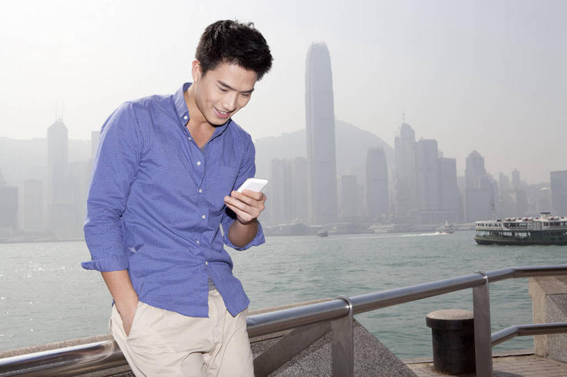 东方人,成年人,一个人,码头,笑,微笑,露齿笑,横图,室外,白天,留白,侧面,旅游,度假,时尚,快乐,幸福,信心,互联网,技术,海洋,天际线,港口,建筑,摩天大楼,手机,香港,中国,亚洲,仅一个男性,仅一个人,行人,游客,游人,休闲装,现代,路人,旅客,维多利亚港,仅一个年轻男性,风景,天空,地标建筑,休闲,放松,个性,乐趣,摄影,生活方式,酷,享乐,渡轮,都市风光,发短信,网上冲浪,手插袋,市区,智能手机,东亚,九龙,万里无云,繁荣,无线电技术,过客,无忧无虑,男人,男性,年轻男性,亚洲人,中国人,年轻人,休闲活动,插兜,手插兜,彩图,旅行,欢乐,摆渡口,埠头,渡口,渡头,港湾,海港,货运码头,口岸,商港,手抄兜,天星小轮