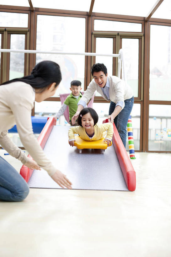 东方人,儿童,成年人,学生,教师,笑,微笑,露齿笑,竖图,室内,正面,游戏,快乐,幸福,纯洁,合作,信心,北京,中国,亚洲,五个人,滑,教育,休闲装,刺激,小孩,职业,教室,体育课,同学,活力,可爱,乐趣,童年,童趣,摄影,生长,生活方式,指导,活动,保护,协助,支撑,协调,专心,享乐,关爱,童真,东亚,烂漫,无邪,发展,勇气,责任,无忧无虑,天真,信任,男孩,男人,男性,年轻男性,年轻女性,女孩,女人,女性,亚洲人,中国人,孩子,年轻人,张开手臂,彩图,欢乐,男生,女生,挨着,好奇心