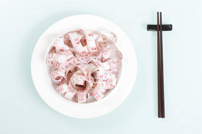 无人,横图,俯视,留白,白色背景,筷子,静物,餐具,北京,中国,亚洲,盘子,卷尺,概念,健康,摄影,测量工具,幽默,控制,创造力,瘦身,东亚,健康食物,彩图,高角度拍摄,影棚拍摄