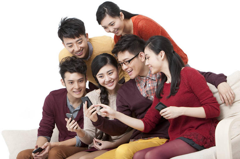 东方人,成年人,坐,微笑,横图,留白,白色背景,侧面,毛衣,时尚,快乐,满意,兴奋,友谊,幸福,互联网,沙发,手机,北京,中国,春节,亚洲,节日,拿着,休闲装,刺激,休闲,摄影,影棚,便利,享乐,愉悦,摄影棚,出示,网上冲浪,智能手机,东亚,无线电技术,男人,男性,年轻男性,年轻女性,女人,女性,亚洲人,中国人,年轻人,彩图,影棚拍摄,欢乐,拍摄,法定假日,挨着,传统节日