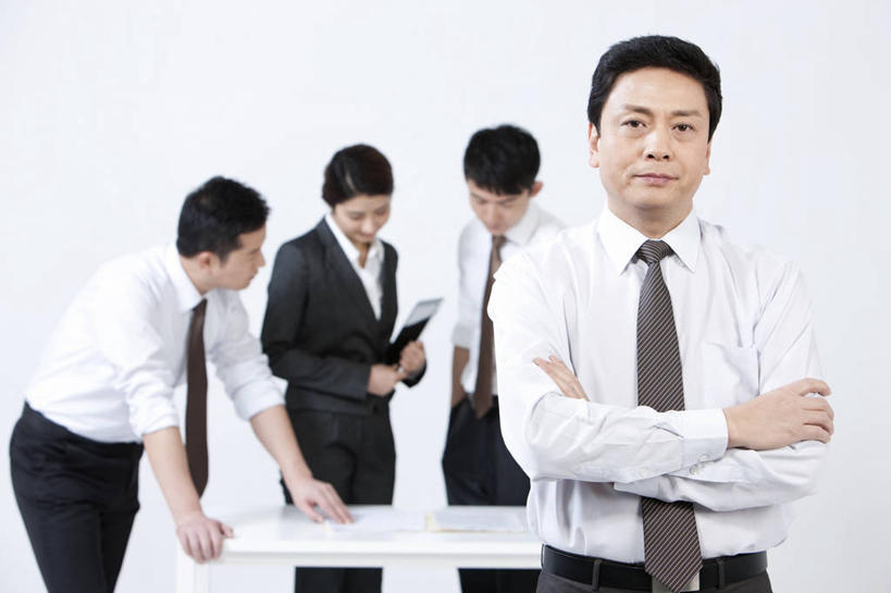 东方人,成年人,中年人,老年人,四个人,同事,商务人士,商务男性,商务女性,双手交叉,横图,留白,白色背景,正面,衬衫,商务,讨论,通讯,智慧,骄傲,成功,合作,团队,集体,信心,桌子,北京,中国,亚洲,套装,正装,开会,工作,会议,注视,队伍,观察,看,职业,独立,个性,活力,力量,摄影,影棚,生活方式,观看,支撑,权威,察看,专心,领导,双手抱胸,经理,企业,公司,成就,关注,摄影棚,决心,肖像,忙碌,商务装,合伙,领袖,挑战,工薪阶层,平板电脑,渴望,东亚,计划书,策略,技能,能力,把握,团结,信任,老年男性,男人,男性,年轻男性,年轻女性,女人,女性,中年男性,亚洲人,中国人,年轻人,白领,上班族,说话,彩图,影棚拍摄,衬衣,拍摄,机遇,办公室职员,首席执行官,商务会议,挨着,掌控