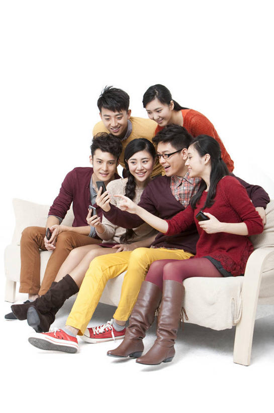 东方人,成年人,坐,微笑,竖图,留白,白色背景,侧面,毛衣,时尚,快乐,满意,兴奋,友谊,幸福,互联网,沙发,手机,北京,中国,春节,亚洲,节日,拿着,休闲装,刺激,休闲,摄影,影棚,便利,享乐,愉悦,摄影棚,出示,网上冲浪,智能手机,东亚,无线电技术,男人,男性,年轻男性,年轻女性,女人,女性,亚洲人,中国人,年轻人,彩图,影棚拍摄,欢乐,拍摄,法定假日,挨着,传统节日