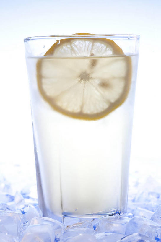 点心,面包,无人,竖图,特写,白色背景,水,柠檬,静物,水果,中国,亚洲,切开,透明,液体,冰块,食品,面点,柠檬水,吐司,饮食,食物,糕点,饮料,容器,冷饮,切,素食,冷,摄影,有机食品,生活方式,法式面包,维生素,清新,剖面,吐司面包,东亚,切面,健康食物,纯净,玻璃杯,彩图,影棚拍摄,多士,听型面包,人造冰