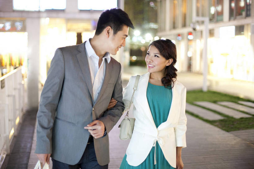 东方人,成年人,两个人,夫妻,商店,笑,微笑,露齿笑,横图,室外,夜晚,爱情,购物,快乐,幸福,消费,城市,北京,中国,亚洲,下班,挎包,浪漫,现代,刺激,休闲,面对面,恩爱,恋人,摄影,生活方式,手包,照亮,都市风光,购买,市区,东亚,异性恋,男人,男性,年轻男性,年轻女性,女人,女性,亚洲人,中国人,年轻人,夫妇,情侣,白领,步行,手牵手,彩图,伴侣