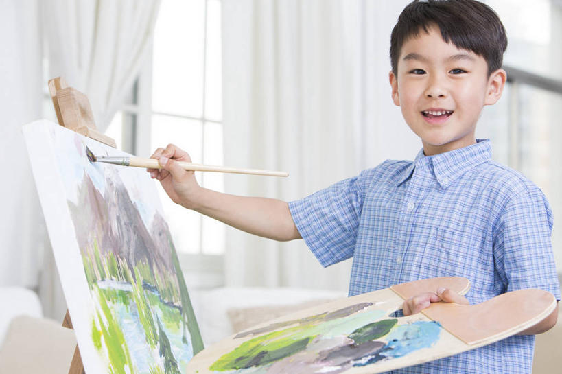 东方人,儿童,一个人,家庭,站,横图,室内,白天,正面,快乐,幸福,纯洁,智慧,油画,亚洲,仅一个男性,仅一个人,艺术,画板,拿着,休闲装,小孩,画笔,仅一个小孩,温暖,温馨,一家人,可爱,童年,童趣,摄影,生长,和睦,创造力,享乐,作画,梦想,想象,童真,渴望,东亚,烂漫,无邪,颜料盘,美术工艺,无忧无虑,天真,男孩,男人,男性,亚洲人,中国人,孩子,休闲活动,半身,彩图,影棚拍摄,融洽,男生,小学生,好奇心