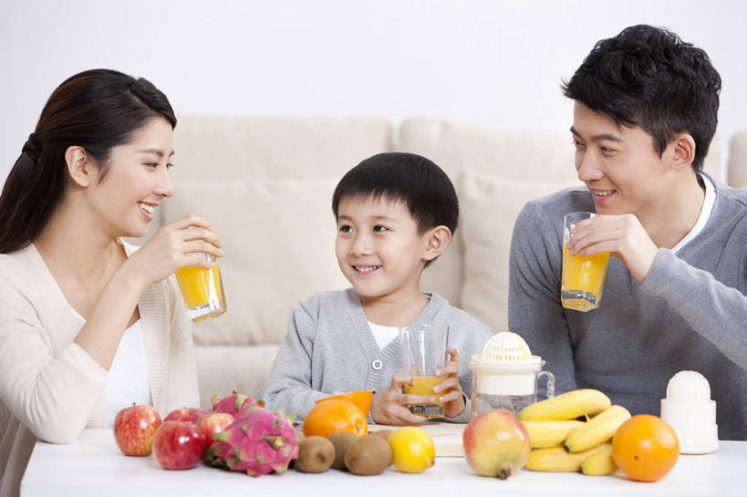 果汁,东方人,儿童,成年人,三个人,家庭,父母,母亲,父亲,女儿,儿子,家,笑,微笑,露齿笑,横图,室内,白天,白色背景,正面,快乐,幸福,纯洁,沙发,桌子,苹果,柠檬,石榴,香蕉,水果,北京,中国,亚洲,喝,连接,准备,并排,房屋,食品,饮品,拿着,休闲装,榨汁机,饮食,火龙果,食物,饮料,小孩,休闲,健康,温暖,温馨,一家人,面对面,放松,活力,可爱,童年,童趣,摄影,有机食品,生长,生活方式,协助,和睦,维生素,起居室,享乐,关爱,可口,清新,桔子汁,童真,东亚,烂漫,无邪,健康食物,石榴籽,发展,适口,无忧无虑,天真,男孩,男人,男性,年轻男性,年轻女性,女人,女性,亚洲人,中国人,孩子,年轻人,玻璃杯,休闲活动,半身,彩图,欢乐,抗氧化剂,融洽,挨着