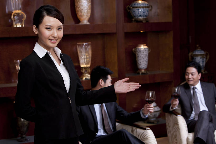 葡萄酒,东方人,成年人,中年人,老年人,两个人,商务人士,商务男性,坐,微笑,横图,室内,正面,衬衫,商务,满意,骄傲,成功,信心,酒店,北京,中国,亚洲,喝,套装,开会,会议,酒类,二郎腿,拿着,娱乐,大厅,传统,会所,酒,饮料,手势,红葡萄酒,放松,服务,财富,俱乐部,摄影,生活方式,权威,领导,优美,扶手椅,享乐,葡萄酒杯,成就,华贵,问候,肖像,出示,商务装,品酒,工薪阶层,东亚,欧洲文化,把握,老年男性,男人,男性,年轻男性,年轻女性,女人,女性,亚洲人,中国人,年轻人,白领,上班族,侍者,休闲活动,张开手臂,半身,彩图,衬衣,旅行,打手势,传统文化,首席执行官,头等舱,上层阶级,商务会议,社交,掌控