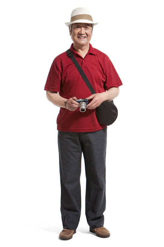 成年人,老年人,一个人,站,竖图,留白,白色背景,正面,旅游,幸福,帽子,相机,北京,中国,亚洲,仅一个男性,仅一个人,行人,游客,游人,包,摄像机,拿着,休闲装,路人,旅客,拍照,遮阳帽,仅一个老年男性,放松,摄像,摄影,影棚,生活方式,摄影机,退休,摄影棚,肖像,录像,东亚,过客,老年男性,男人,男性,亚洲人,中国人,彩图,影棚拍摄,旅行,欢乐,拍摄,人老心不老,数码摄像机