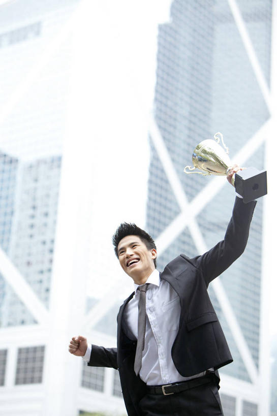 东方人,成年人,一个人,商务人士,商务男性,举,笑,微笑,露齿笑,竖图,室外,白天,留白,正面,衬衫,商务,快乐,满意,兴奋,幸福,智慧,骄傲,成功,信心,竞争,建筑,香港,中国,亚洲,第一名,仅一个男性,仅一个人,套装,正装,欢呼,庆祝,领带,拿着,刺激,仅一个年轻男性,职业,独立,办公大楼,个性,活力,摄影,生活方式,享乐,成就,都市风光,商务装,荣誉,市区,工薪阶层,渴望,东亚,快活,欢愉,康乐,能力,金融区,男人,男性,年轻男性,亚洲人,中国人,年轻人,白领,上班族,半身,彩图,衬衣,高兴,欢乐,奖杯,办公室职员,好消息