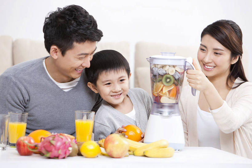 果汁,东方人,儿童,成年人,三个人,家庭,父母,母亲,父亲,女儿,儿子,家,笑,微笑,露齿笑,横图,室内,白天,白色背景,正面,快乐,幸福,纯洁,沙发,桌子,苹果,柠檬,石榴,香蕉,水果,北京,中国,亚洲,连接,准备,电器,房屋,食品,饮品,拿着,休闲装,榨汁机,饮食,火龙果,食物,饮料,小孩,休闲,健康,温暖,温馨,一家人,放松,活力,可爱,童年,童趣,摄影,有机食品,生长,生活方式,协助,和睦,维生素,起居室,享乐,关爱,可口,清新,桔子汁,童真,东亚,烂漫,无邪,健康食物,石榴籽,发展,适口,无忧无虑,天真,男孩,男人,男性,年轻男性,年轻女性,女人,女性,亚洲人,中国人,孩子,年轻人,玻璃杯,休闲活动,半身,彩图,欢乐,抗氧化剂,融洽,挨着