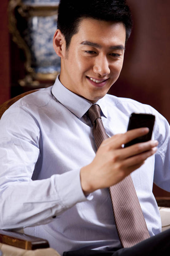 东方人,成年人,一个人,商务人士,商务男性,坐,微笑,竖图,室内,正面,衬衫,商务,快乐,满意,幸福,成功,信心,互联网,手机,椅子,北京,中国,亚洲,仅一个男性,仅一个人,套装,联系,拿着,娱乐,会所,仅一个年轻男性,放松,财富,俱乐部,摄影,生活方式,便利,扶手椅,享乐,发短信,华贵,商务装,网上冲浪,工薪阶层,智能手机,东亚,欧洲文化,无线电技术,无忧无虑,男人,男性,年轻男性,亚洲人,中国人,年轻人,白领,上班族,休闲活动,半身,彩图,衬衣,头等舱,上层阶级,社交