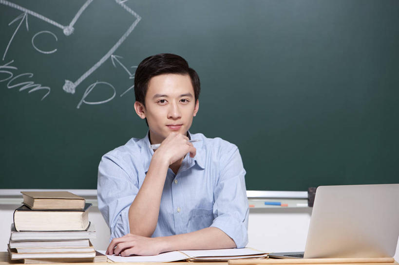 东方人,成年人,一个人,教师,坐,横图,室内,白天,留白,正面,衬衫,智慧,信心,笔记本电脑,互联网,技术,北京,中国,亚洲,仅一个男性,仅一个人,许多,撑,准备,堆叠,正装,很多,教育,联系,托腮,仅一个年轻男性,教科书,黑板,托,职业,教室,思考,想,摄影,生活方式,指导,权威,便利,专心,知识,关爱,数学,托下巴,努力,东亚,无线电技术,责任,贡献,男人,男性,年轻男性,亚洲人,中国人,年轻人,书,半身,彩图,大学,小学,多媒体