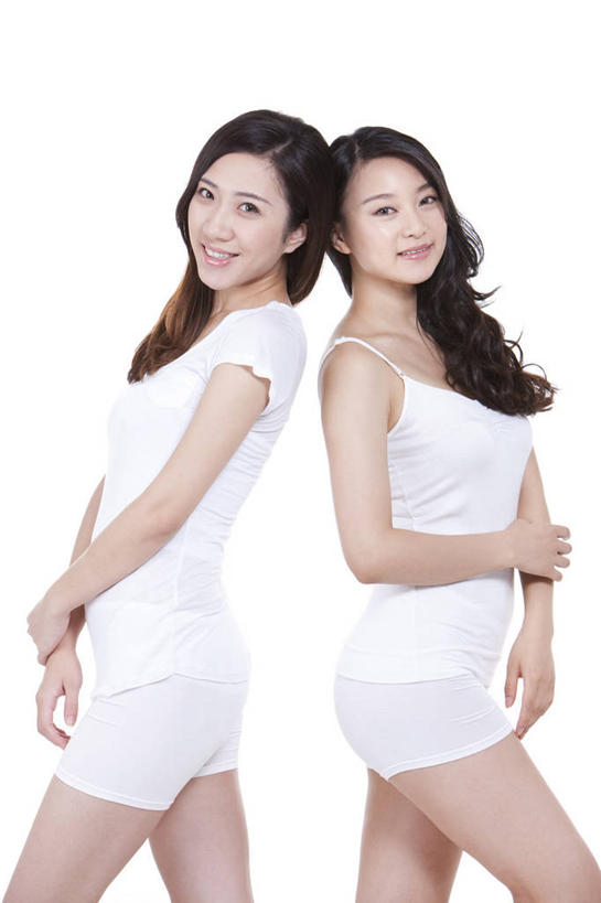 东方人,成年人,一个人,两个人,站,微笑,竖图,留白,白色背景,快乐,友谊,北京,中国,亚洲,仅一个年轻女性,仅一个女性,仅一个人,内衣,睡衣,白色,休闲,健康,放松,摄影,影棚,生活方式,舒适,迷人,摄影棚,肖像,东亚,年轻女性,女人,女性,亚洲人,中国人,年轻人,长发,彩图,影棚拍摄,欢乐,拍摄,闺密,挨着