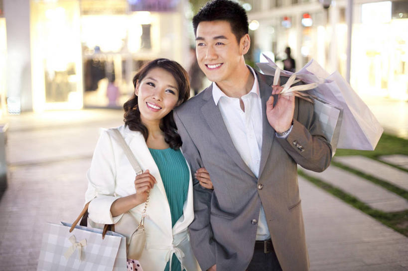 东方人,成年人,两个人,夫妻,商店,微笑,横图,室外,特写,夜晚,爱情,购物,快乐,幸福,消费,城市,北京,中国,亚洲,下班,购物袋,浪漫,现代,刺激,休闲,恩爱,恋人,摄影,生活方式,照亮,都市风光,购买,市区,东亚,异性恋,男人,男性,年轻男性,年轻女性,女人,女性,亚洲人,中国人,年轻人,夫妇,情侣,白领,步行,手牵手,彩图,伴侣,挨着