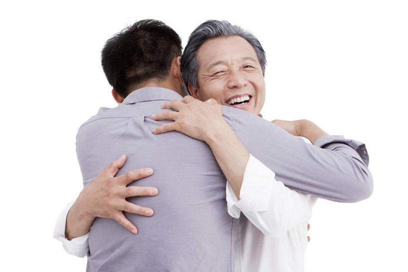 东方人,成年人,老年人,两个人,家庭,父母,父亲,儿子,笑,微笑,露齿笑,横图,留白,白色背景,快乐,幸福,中国,亚洲,休闲装,背面,休闲,温暖,温馨,父子,一家人,放松,摄影,影棚,生活方式,和睦,退休,关爱,摄影棚,亲情,拜访,东亚,老年男性,男人,男性,年轻男性,亚洲人,中国人,年轻人,拥抱,半身,彩图,影棚拍摄,爱,欢乐,拍摄,融洽,挨着