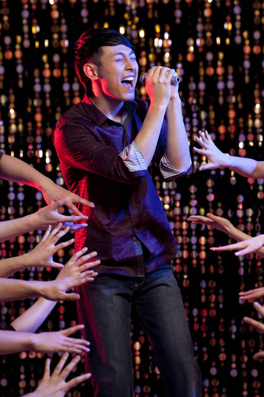 东方人,手,舞台,酒吧,笑,微笑,露齿笑,竖图,室内,正面,衬衫,聚会,时尚,性感,夜生活,快乐,兴奋,幸福,热情,北京,中国,亚洲,五个人,拿着,刺激,乐趣,摄影,明星,ktv包厢,包厢,唱,麦克风,酷,享乐,歌厅,夜总会,包房,东亚,ktv包房,男人,年轻男性,亚洲人,中国人,年轻人,彩图,欢乐,卡拉ok,魅力