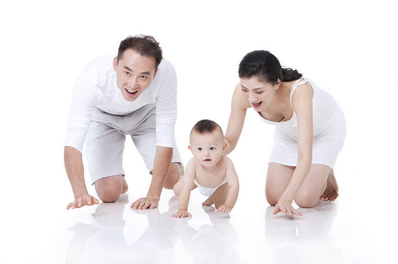 东方人,婴儿,儿童,成年人,中年人,三个人,家庭,父母,母亲,父亲,女儿,儿子,笑,微笑,露齿笑,横图,留白,白色背景,正面,快乐,满意,幸福,纯洁,骄傲,安全,北京,中国,亚洲,睡衣,小的,休闲装,裸露,尿布,小孩,白色,休闲,健康,温暖,温馨,一家人,赤脚,爬,放松,活力,可爱,童年,童趣,摄影,活泼,影棚,生长,生活方式,婴儿用品,希望,皮肤,家庭妇女,保护,光滑,和睦,舒适,享乐,关爱,摄影棚,亲情,宝宝,肖像,裸,童真,婚姻,东亚,纯真,烂漫,无邪,发展,柔和,细腻,平滑,异性恋,无忧无虑,伶俐,天真,男人,男性,女人,女性,中年男性,中年女性,亚洲人,中国人,孩子,跪着,彩图,影棚拍摄,欢乐,拍摄,融洽,幼儿,弱点,挨着,好奇心