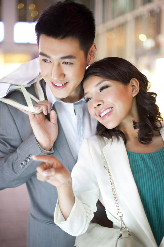 东方人,成年人,两个人,夫妻,商店,笑,微笑,露齿笑,竖图,室外,特写,夜晚,爱情,购物,快乐,幸福,消费,城市,北京,中国,亚洲,下班,指,购物袋,浪漫,指点,现代,刺激,靠,靠着,休闲,恩爱,恋人,摄影,生活方式,照亮,指向,都市风光,购买,市区,东亚,异性恋,男人,男性,年轻男性,年轻女性,女人,女性,亚洲人,中国人,年轻人,夫妇,情侣,白领,半身,彩图,伴侣,挨着