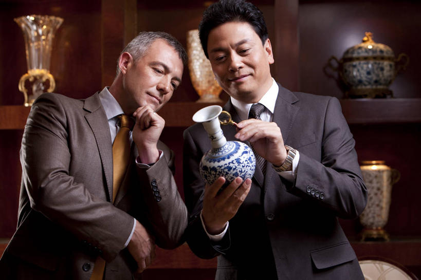 东方人,西方人,成年人,中年人,老年人,两个人,商务人士,商务男性,站,微笑,横图,室内,正面,衬衫,商务,满意,信心,花瓶,北京,欧洲,中国,欧洲人,亚洲,撑,套装,检查,艺术,分析,材料,放大镜,拿着,托腮,娱乐,会所,蓝色,白色,托,思考,想,财富,俱乐部,摄影,生活方式,古董,权威,专心,享乐,中国文化,托下巴,华贵,出示,商务装,工薪阶层,东亚,欧洲文化,判断,老年男性,男人,男性,白种人,亚洲人,中国人,白领,上班族,半身,彩图,衬衣,传统文化,头等舱,上层阶级,白色人种,社交,好奇心