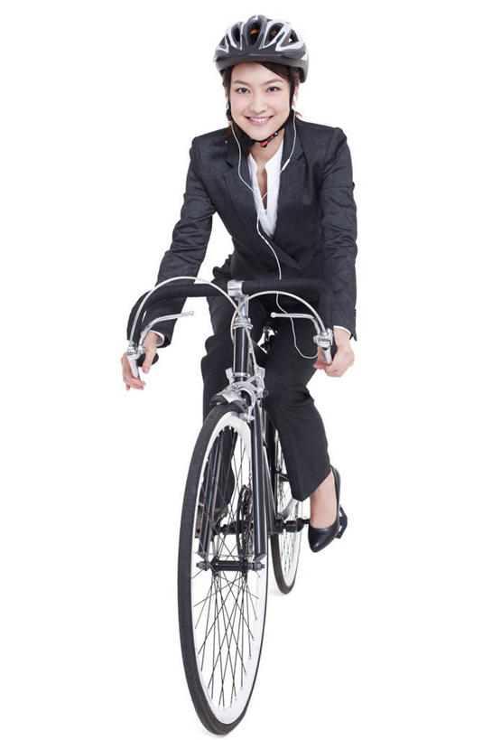 东方人,成年人,一个人,商务人士,商务女性,笑,微笑,露齿笑,竖图,留白,白色背景,正面,时尚,快乐,幸福,信心,自行车,北京,中国,亚洲,仅一个年轻女性,仅一个女性,仅一个人,套装,正装,耳塞,音乐,听,车,脚踏车,骑,耳机,交通工具,骑车,休闲,活力,运输,摄影,影棚,生活方式,幽默,动作,载具,摄影棚,商务装,工薪阶层,东亚,自行车头盔,环境保护,自行车运动,年轻女性,女人,女性,亚洲人,中国人,年轻人,白领,上班族,彩图,影棚拍摄,欢乐,拍摄,办公室职员