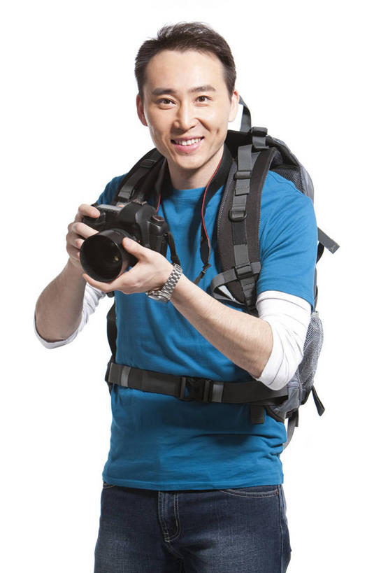 成年人,中年人,一个人,笑,微笑,露齿笑,竖图,留白,白色背景,正面,旅游,度假,满意,幸福,相机,北京,中国,亚洲,仅一个男性,行人,游客,游人,摄像机,拿着,休闲装,娱乐,路人,旅客,拍照,背包,享受,休闲,放松,乐趣,摄像,摄影,影棚,生活方式,摄影机,享乐,摄影棚,肖像,录像,东亚,背包客,过客,男人,男性,中年男性,亚洲人,中国人,休闲活动,彩图,影棚拍摄,旅行,欢乐,拍摄,数码摄像机