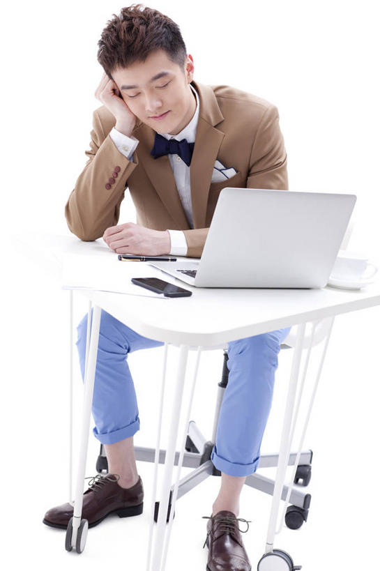 东方人,成年人,一个人,商务人士,商务男性,办公室,坐,睡,微笑,竖图,室内,留白,白色背景,正面,衬衫,商务,时尚,笔记本电脑,技术,桌子,北京,中国,亚洲,仅一个男性,仅一个人,撑,套装,正装,托腮,现代,书桌,仅一个年轻男性,托,职业,休闲,放松,摄影,影棚,生活方式,午睡,享乐,托下巴,摄影棚,商务装,工薪阶层,东亚,完成,无线电技术,无忧无虑,计算机,男人,男性,年轻男性,亚洲人,中国人,年轻人,白领,上班族,闭着眼睛,困,困觉,寝息,睡觉,彩图,影棚拍摄,衬衣,拍摄,办公室职员,小睡,韩版