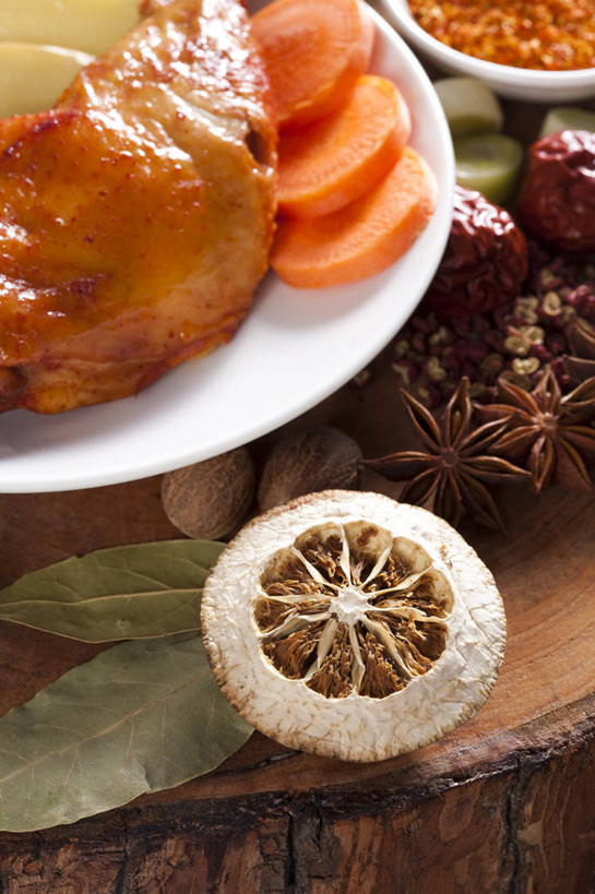 无人,竖图,特写,胡萝卜,蔬菜,静物,中国,亚洲,准备,丰富,新鲜,材料,瓷器,葱,调料,香料,食品,案板,调味品,鸡腿,饮食,食物,盘子,摄影,有机食品,绿色食品,多样,部分,辣椒粉,肉豆蔻,膳食,草本,东亚,月桂叶,香叶,天竺桂,香桂叶,桂叶,月桂,生姜,胡椒,红辣椒,彩图,影棚拍摄,陈皮,成分