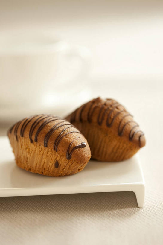 点心,无人,竖图,特写,留白,白色背景,烘焙,桌子,静物,餐具,艺术,装饰,美味,食品,巧克力蛋糕,小吃,饮食,甜食,诱惑,摄影,膳食,彩图,影棚拍摄