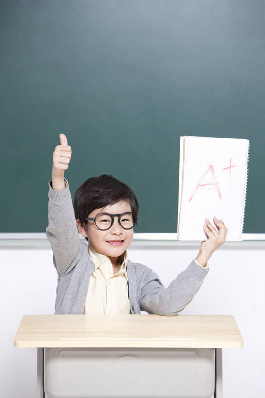 东方人,儿童,一个人,学生,坐,笑,微笑,露齿笑,竖图,室内,白天,留白,正面,快乐,兴奋,幸福,纯洁,智慧,骄傲,信心,实验,研发,北京,中国,亚洲,第一名,仅一个男性,仅一个人,突出,欢呼,研究,科学,英文,标志,文字,眼镜,字符,字母,教育,休闲装,称赞,表扬,标识,书桌,刺激,小孩,黑板,手势,仅一个小孩,教室,放松,活力,可爱,乐趣,竖,童年,童趣,摄影,生长,生活方式,翘,英文字母,高,幽默,科研,创造力,知识,享乐,夸奖,优秀,努力,肖像,出示,化验,检验,梦想,童真,渴望,东亚,烂漫,无邪,成绩单,发展,好,妙,顺利,出色,超群,杰出,卓越,奇妙,聪明,天真,男孩,男人,男性,亚洲人,中国人,孩子,大拇指,半身,彩图,欢乐,小学,男生,打手势,小学生,好消息