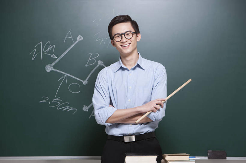 点心,奶酪,东方人,成年人,一个人,教师,笑,双手交叉,微笑,露齿笑,横图,室内,白天,留白,正面,衬衫,快乐,幸福,智慧,信心,北京,中国,亚洲,仅一个男性,仅一个人,正装,眼镜,干酪,起司,食品,芝士,教育,营养,食物,仅一个年轻男性,教科书,黑板,零食,职业,教室,乳酪,摄影,生活方式,指导,权威,乳制品,双手抱胸,知识,关爱,数学,努力,发酵,东亚,责任,贡献,男人,男性,年轻男性,亚洲人,中国人,年轻人,书,彩图,大学,小学,奶酪棒,芝士棒