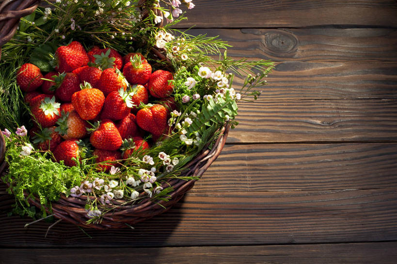 无人,横图,俯视,室内,留白,背景,水,桌子,草莓,静物,水果,中国,丰富,篮子,木材,木纹,食品,饮品,筐,花,食物,饮料,绿色,容器,概念,摄影,多样,简单,可口,东亚,健康食物,适口,彩图,高角度拍摄