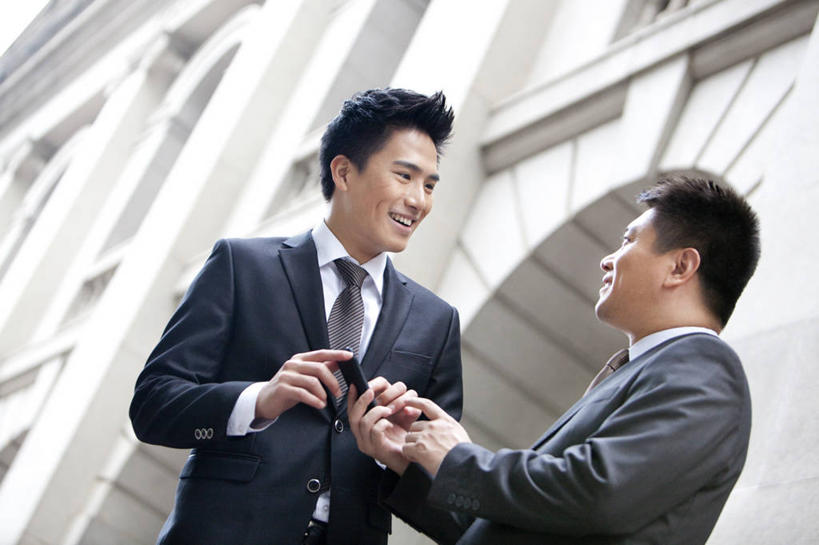 东方人,成年人,中年人,老年人,两个人,同事,商务人士,商务男性,银行,笑,微笑,露齿笑,横图,室外,白天,侧面,衬衫,商务,讨论,快乐,幸福,成功,合作,团队,集体,信心,技术,建筑,手机,香港,中国,亚洲,套装,正装,领带,联系,拿着,队伍,刺激,职业,面对面,办公大楼,活力,同意,金融,投资,摄影,生活方式,便利,领导,享乐,经理,企业,公司,成就,都市风光,出示,商务装,网上银行,合伙,领袖,市区,工薪阶层,智能手机,东亚,无线电技术,团结,金融区,老年男性,男人,男性,年轻男性,亚洲人,中国人,年轻人,白领,上班族,说话,半身,彩图,衬衣,欢乐,办公室职员,手机银行,财会,挨着