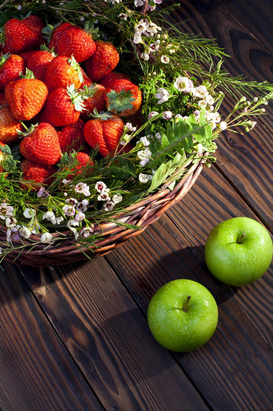 无人,竖图,俯视,室内,背景,水,桌子,草莓,静物,水果,中国,丰富,篮子,木材,木纹,食品,饮品,筐,花,食物,饮料,绿色,容器,概念,摄影,多样,简单,可口,东亚,健康食物,适口,彩图,高角度拍摄