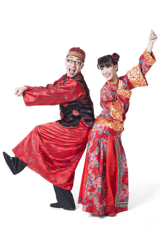 东方人,成年人,两个人,笑,微笑,露齿笑,竖图,留白,白色背景,正面,快乐,兴奋,幸福,北京,中国,春节,亚洲,节日,眼镜,传统,刺激,盛装,衣服,背靠背,面对面,活力,摄影,影棚,幽默,愉悦,发髻,中国文化,摄影棚,东亚,异性恋,男人,男性,年轻男性,年轻女性,女人,女性,亚洲人,中国人,年轻人,彩图,影棚拍摄,传统服装,装扮,爱,欢乐,拍摄,舞蹈,伴侣,唐装,传统文化,挨着,传统节日