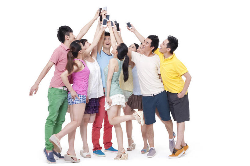 东方人,成年人,人群,举,笑,微笑,露齿笑,横图,留白,白色背景,时尚,快乐,通讯,友谊,幸福,手机,北京,中国,亚洲,拿着,休闲装,看,托,向上看,放松,乐趣,摄影,影棚,生活方式,便利,酷,享乐,摄影棚,智能手机,东亚,无线电技术,团结,男人,男性,年轻男性,年轻女性,女人,女性,亚洲人,中国人,年轻人,举起,举手,举着,向上举,向上伸,向上托,彩图,影棚拍摄,欢乐,拍摄,挨着