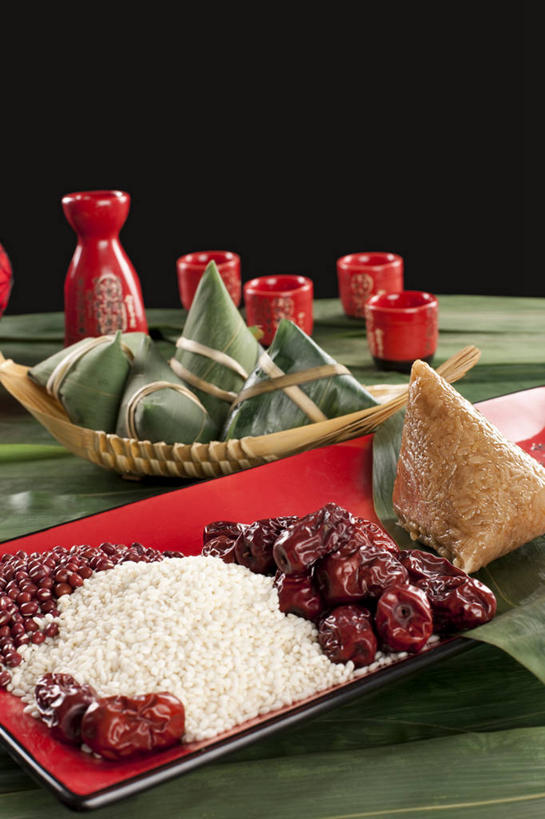 无人,竖图,特写,留白,静物,叶子,端午节,黑色背景,节日,食品,粽子,杯,酒瓶,盘子,摄影,影棚,中国文化,摄影棚,赤豆,东亚文化,粳米,彩图,影棚拍摄,拍摄,传统文化,传统节日