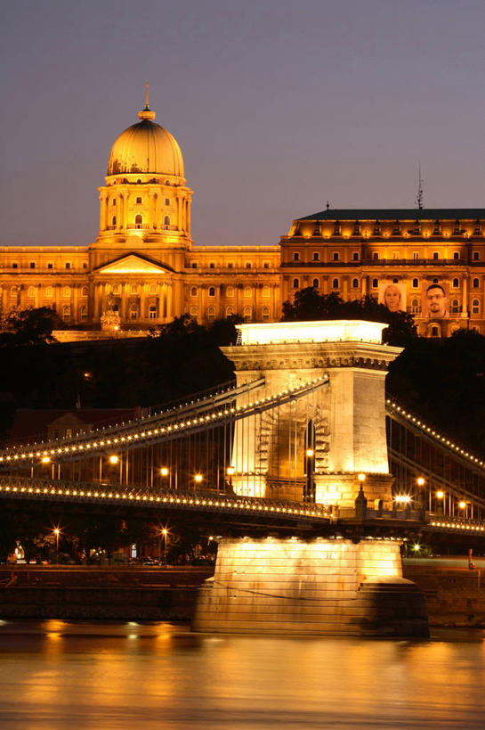 无人,宫殿,竖图,室外,夜晚,河流,日落,建筑,欧洲,河岸,城镇,桥,首都,浪漫,图像,风景,地标建筑,摄影,铁环,锁链,链条,照亮,布达佩斯,束缚,都市风光,限制,链桥,约束,匈牙利共和国,彩图,旅行