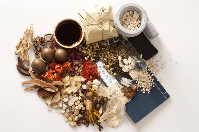 无人,医生,横图,俯视,留白,白色背景,化妆,美容,植物,灵芝,静物,北京,中国,亚洲,许多,护肤,药,准备,堆叠,丰富,包裹,材料,瓷器,文字,液体,纸,草药,药草,陶瓷制品,很多,古典,针,传统,中药,药水,医疗用品,碗,红花,医护人员,医疗人员,保养,享受,休闲,健康,汉字,山楂树,放松,保健,摄影,药房,有机食品,多样,堆,甘草,研磨,准确,草本,中国文化,医疗器械,针灸,研磨器,药材,中草药,选择,干的,营养品,薏米,中医,东亚,养颜,中药材,本草,密花豆,针灸针,技能,针灸师,拔罐,黄连,党参,丁香,大夫,书,彩图,高角度拍摄,影棚拍摄,白花油麻藤,鸡血藤,亮叶岩豆藤,山鸡血藤,香花岩豆藤,血藤,罗汉果,白芍,SPA美容,木通,传统文化,汉医,厚朴,皂角,成分,草果