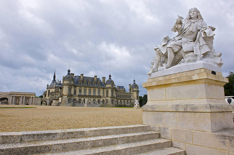 无人,横图,室外,白天,旅游,建筑,雕塑,法国,欧洲,艺术,标志,雕像,符号,花坛,城堡,云,宏伟,历史,标识,台阶,风景,天空,地标建筑,摄影,建造,性别符号,尚蒂伊城堡,彩图,旅行,男性符号