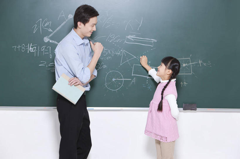 东方人,儿童,成年人,两个人,学生,教师,站,笑,微笑,露齿笑,横图,室内,白天,留白,白色背景,侧面,衬衫,快乐,通讯,幸福,纯洁,智慧,骄傲,信心,北京,中国,亚洲,写,学习,教育,拿着,休闲装,刺激,小孩,粉笔,教科书,黑板,教,职业,教室,面对面,活力,可爱,乐趣,童年,童趣,摄影,生长,生活方式,指导,灵感,专心,知识,享乐,关爱,数学,努力,问题,童真,东亚,烂漫,无邪,背手,发展,贡献,数学符号,解决,天真,男人,男性,年轻男性,女孩,亚洲人,中国人,孩子,年轻人,书,说话,彩图,欢乐,小学,女生,小学生,挨着