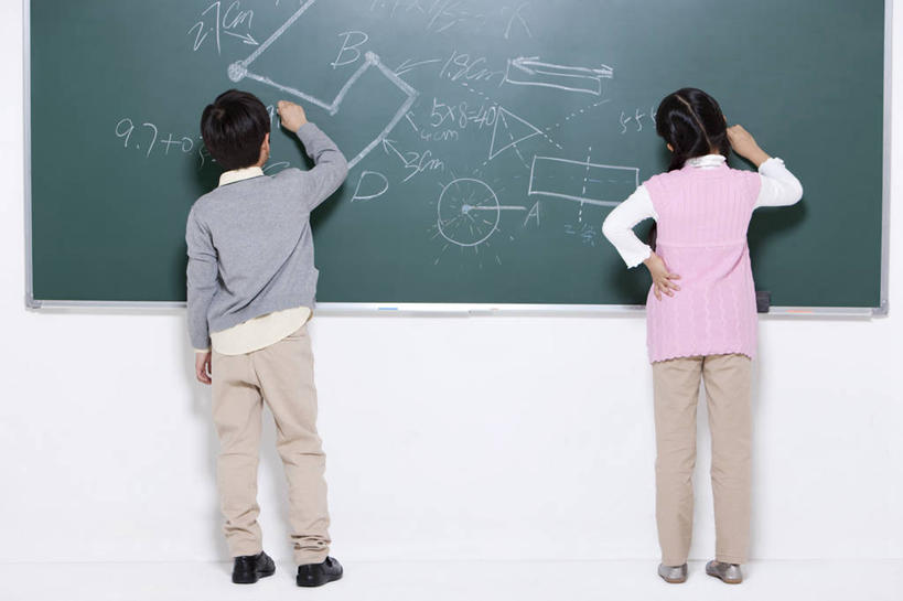 东方人,儿童,两个人,学生,站,横图,室内,白天,留白,白色背景,友谊,纯洁,智慧,北京,中国,亚洲,写,学习,并排,教育,休闲装,小孩,背面,粉笔,黑板,叉腰,教室,思考,同学,可爱,童年,童趣,想,摄影,生长,生活方式,专心,知识,数学,努力,问题,童真,东亚,烂漫,无邪,发展,数学符号,解决,天真,男孩,女孩,亚洲人,中国人,孩子,彩图,小学,男生,女生,小学生