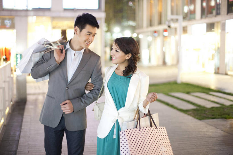 东方人,成年人,两个人,夫妻,商店,笑,微笑,露齿笑,横图,室外,夜晚,正面,爱情,购物,快乐,幸福,消费,城市,北京,中国,亚洲,下班,购物袋,挎包,浪漫,现代,刺激,休闲,面对面,恩爱,恋人,摄影,生活方式,手包,照亮,都市风光,购买,市区,东亚,异性恋,男人,男性,年轻男性,年轻女性,女人,女性,亚洲人,中国人,年轻人,夫妇,情侣,白领,步行,手牵手,说话,彩图,伴侣