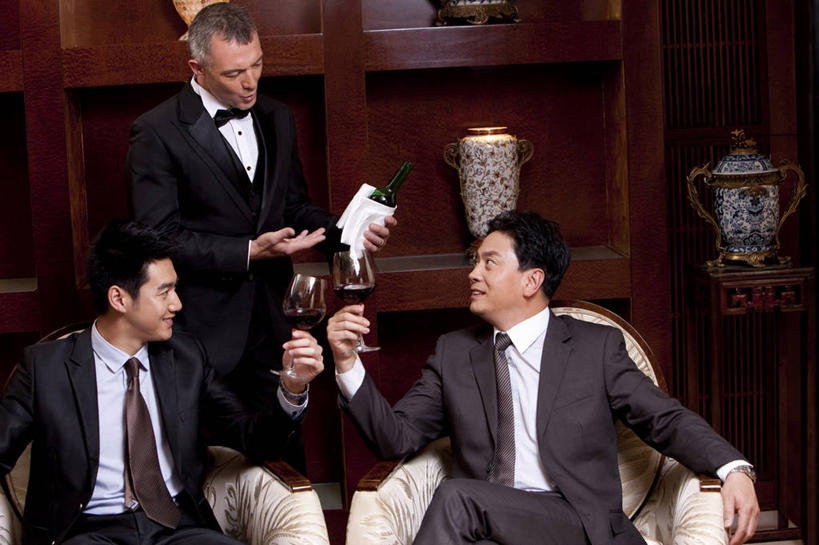 葡萄酒,东方人,西方人,成年人,中年人,老年人,三个人,商务人士,管家,商务男性,坐,微笑,横图,室内,正面,衬衫,商务,骄傲,成功,信心,酒店,北京,欧洲,中国,欧洲人,亚洲,倒,喝,准备,套装,服装,开会,会议,酒类,二郎腿,听,拿着,娱乐,大厅,传统,会所,酒,饮料,红葡萄酒,服务,财富,俱乐部,摄影,严肃,权威,领导,扶手椅,解释,神圣,葡萄酒杯,成就,祝贺,华贵,出示,商务装,品酒,工薪阶层,东亚,欧洲文化,燕尾服,把握,认真,老年男性,男人,男性,年轻男性,白种人,亚洲人,中国人,年轻人,白领,上班族,侍者,半身,彩图,衬衣,礼服,旅行,传统文化,首席执行官,上层阶级,商务会议,白色人种,社交,掌控