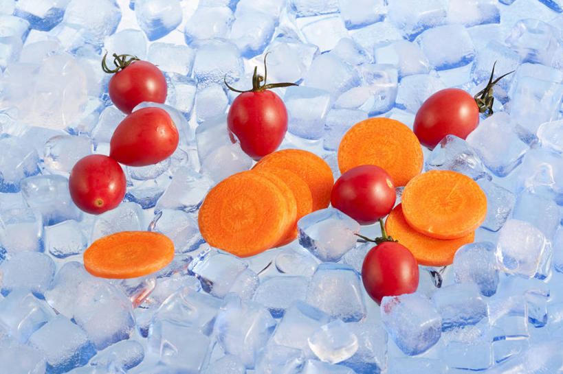 无人,横图,彩色,特写,留白,胡萝卜,蔬菜,静物,水果,中国,亚洲,冰块,食品,饮食,果肉,素食,冷,摄影,有机食品,生活方式,五颜六色,色彩斑斓,维生素,简单,清新,五彩缤纷,东亚,健康食物,纯净,五彩斑斓,五光十色,樱桃番茄,彩图,影棚拍摄,人造冰